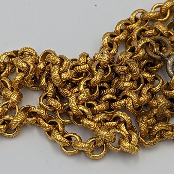 Stunning Carol Dauplaise Gold Tone Necklace with Tassels Pendant - Picture 6 of 10